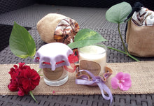 Charger l'image dans la galerie, Bougie décorative et son chapeau en simili-cuir parme