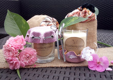 Charger l'image dans la galerie, Bougie décorative parfumée ou non et son chapeau en simili-cuir rose brillant