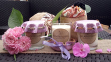 Charger l'image dans la galerie, Bougie décorative parfumée ou non et son chapeau en simili-cuir rose brillant