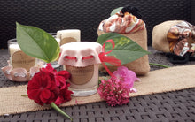 Charger l'image dans la galerie, Bougie décorative et son chapeau en simili-cuir rose saumon