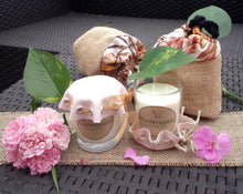 Charger l'image dans la galerie, Bougie décorative et son chapeau en simili-cuir rose saumon