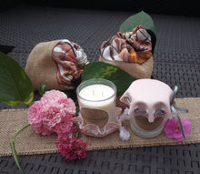 Charger l'image dans la galerie, Bougie décorative et son chapeau en simili-cuir rose saumon