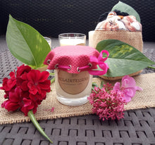 Charger l'image dans la galerie, Bougie décorative et son chapeau en simili-cuir rouge