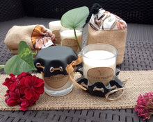 Charger l&#39;image dans la galerie, Bougie décorative et son chapeau en simili-cuir noir
